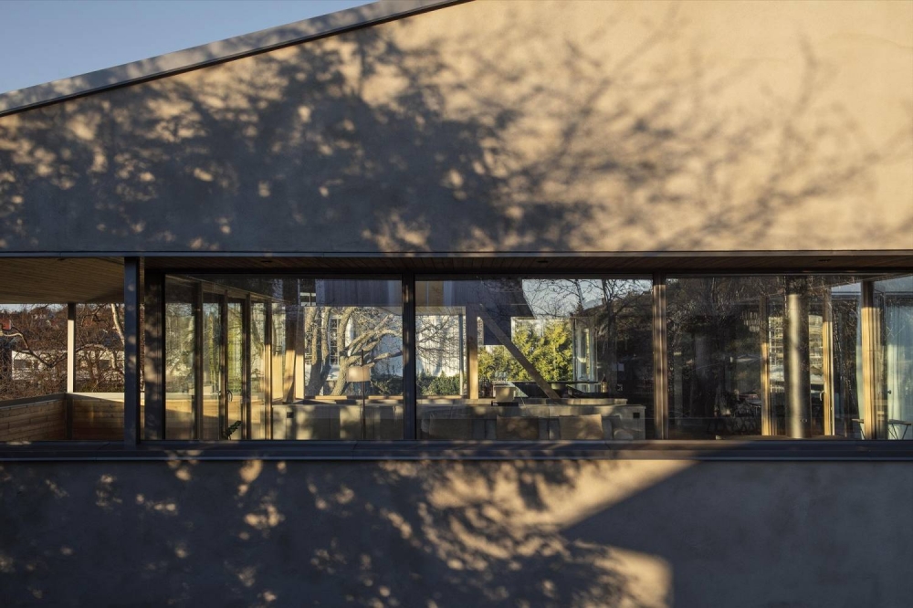 Минималистичная вилла с индустриальной эстетикой Минималистичная вилла с индустриальной эстетикой