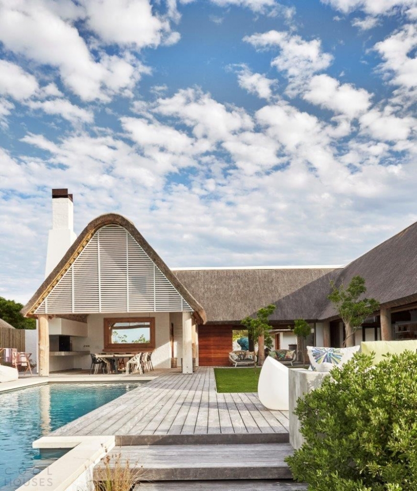Современное бунгало с соломенной крышей и тесной связью с экзотикой африканской деревни