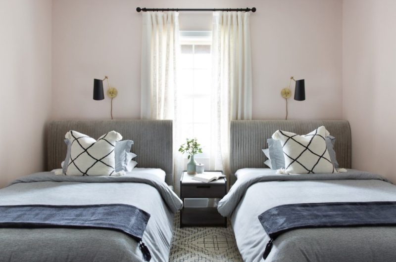 Оформляем серо-розовую спальню