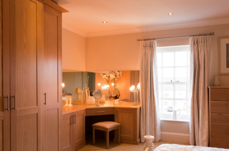 Идеи туалетного столика в интерьере спальни