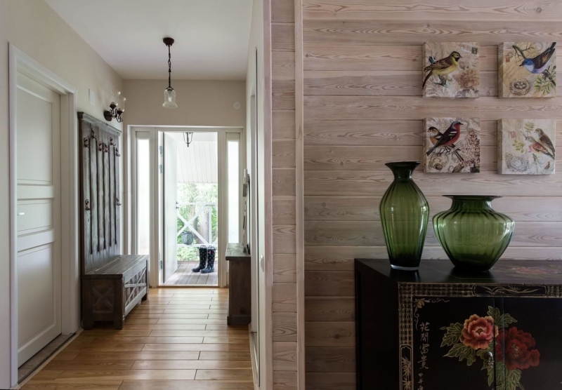 Дерево в прихожей: особенности и виды отделки