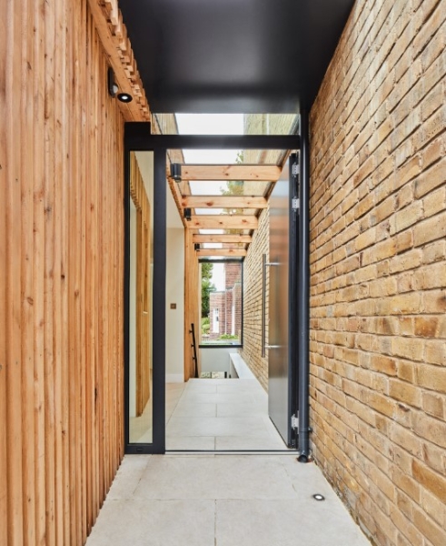 Дерево в прихожей: особенности и виды отделки