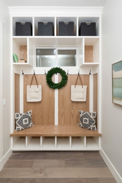 Дерево в прихожей: особенности и виды отделки