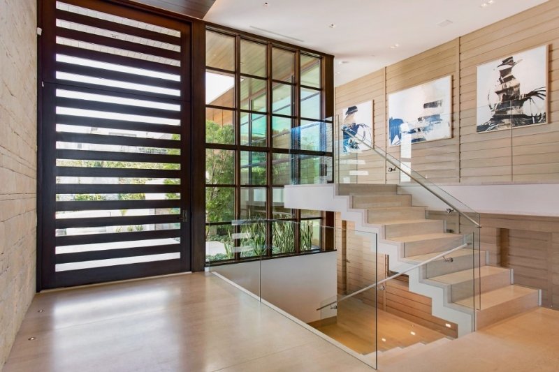 Дерево в прихожей: особенности и виды отделки