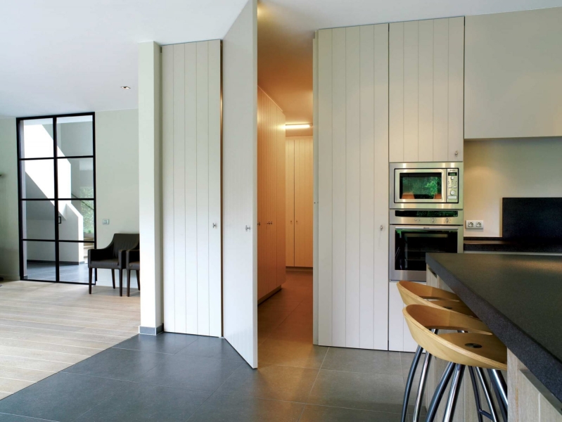 Скрытые двери в интерьере: оригинальный и практичный дизайн на фото