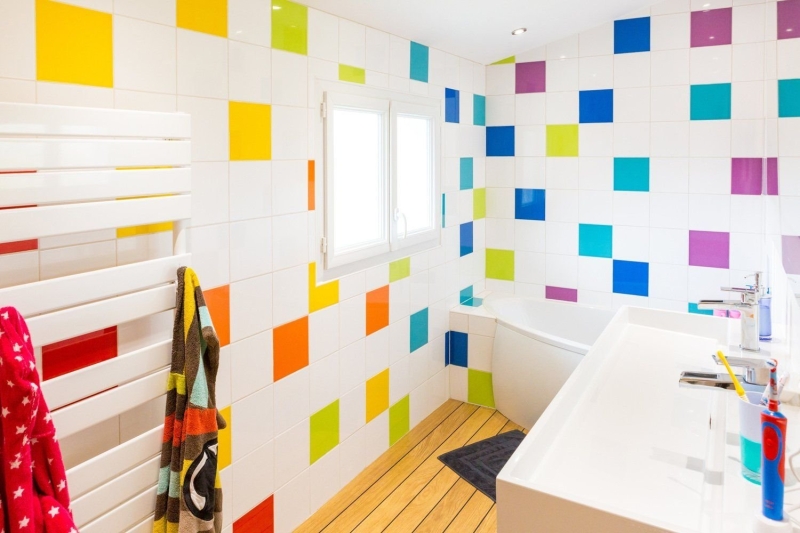 Яркий дизайн санузла: варианты отделки и цвета