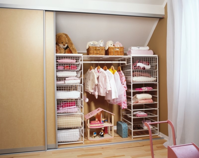 Как организовать гардероб ребенка?
