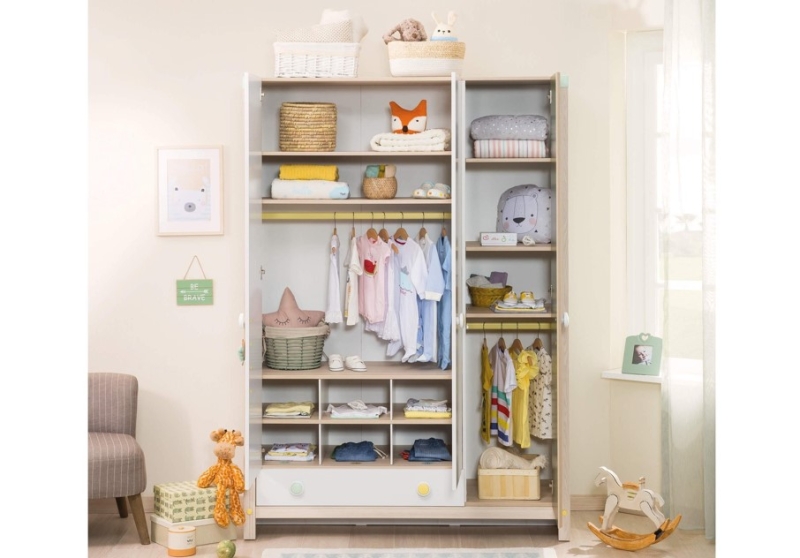 Как организовать гардероб ребенка?
