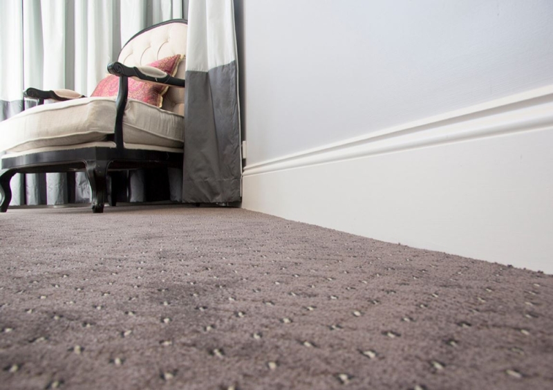 Как выбрать плинтус для пола: виды материалов и конструкций