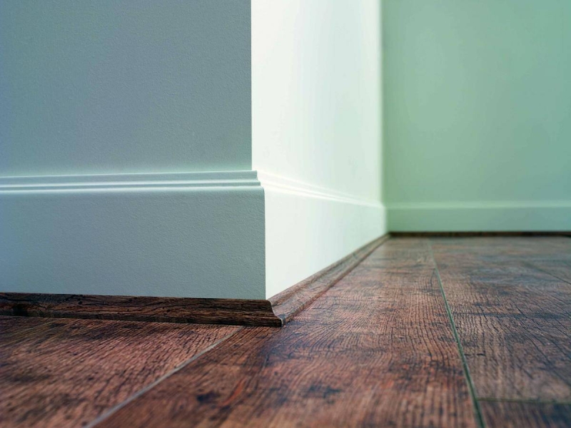 Как выбрать плинтус для пола: виды материалов и конструкций