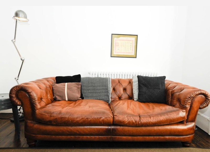 Кожаный диван в интерьере: правила выбора